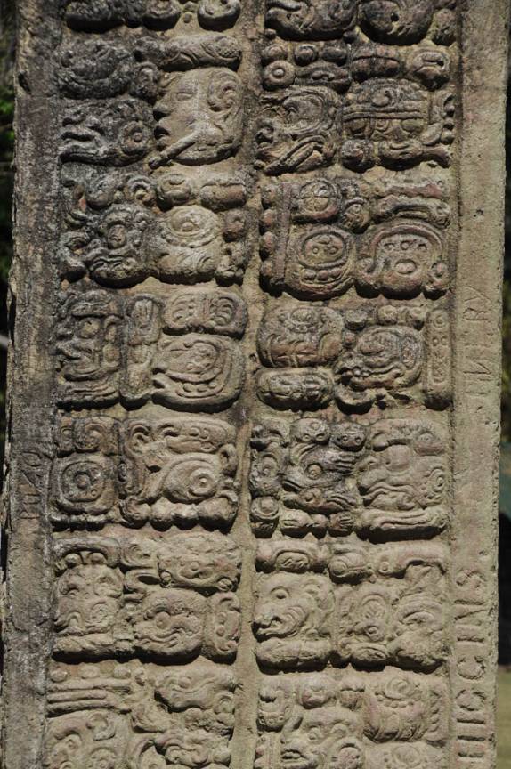 Conjunto de hieroglifos mayas em estela no sítio arqueológico de Copán, em Honduras